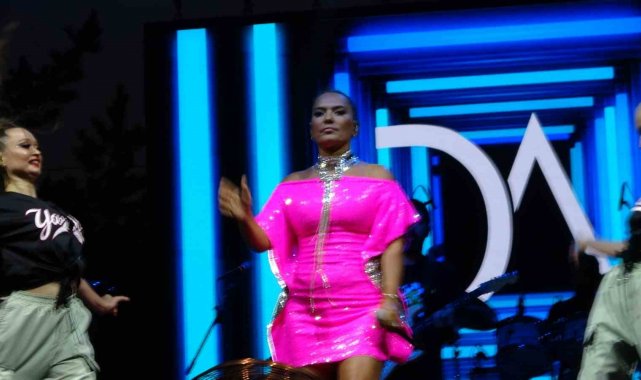 Çankırı'nın Çerkeş ilçesinde düzenlenen bir festivalde vatandaşlar, Dem...