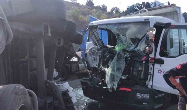 Çekmeköy'de Kuzey Marmara otoyolunda yan yatan tırın dorsesine arkadan ...