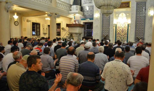 DENİZLİ(İHA) – Tüm yurtta olduğu gibi Denizli'de Mevlid Kandili dualarl...