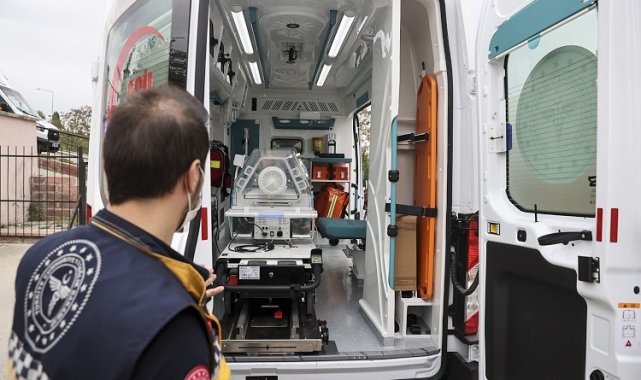 Denizli'deki özel bir hastanede 3. çocuğunu dünyaya getiren genç kadın,...