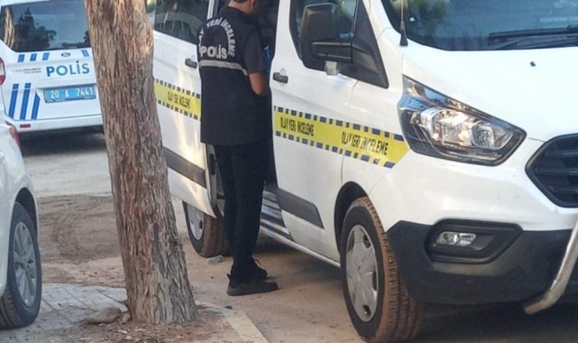 Denizli'nin Merkezefendi ilçesinde, bir apartmanın 4. katında bulunan e...