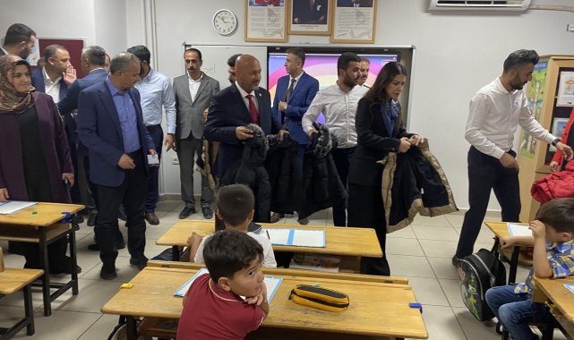 Adıyaman'da, öğrencilere mont yardımı yapıldı