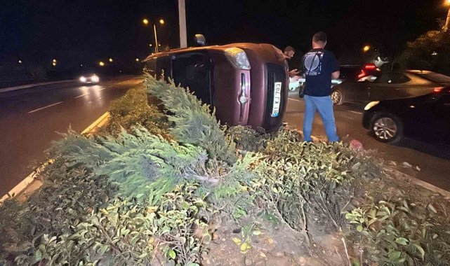Düzce'de hafif ticari araç refüje çıkarak devrildi. Kazada şans eseri k...