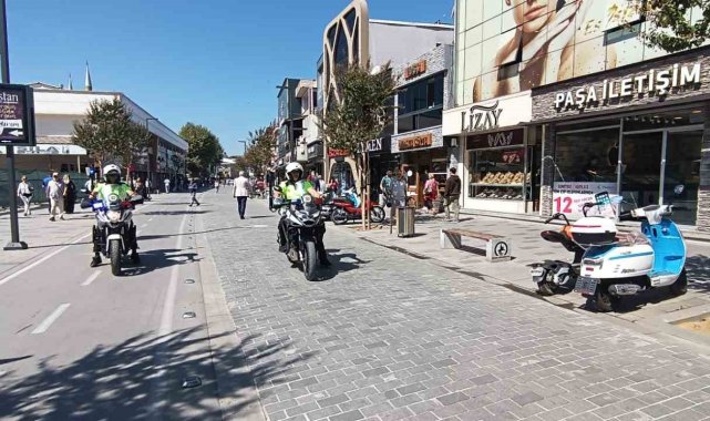 Düzce'nin araç trafiğine kapalı İstanbul Caddesi'nde artan motosikl...