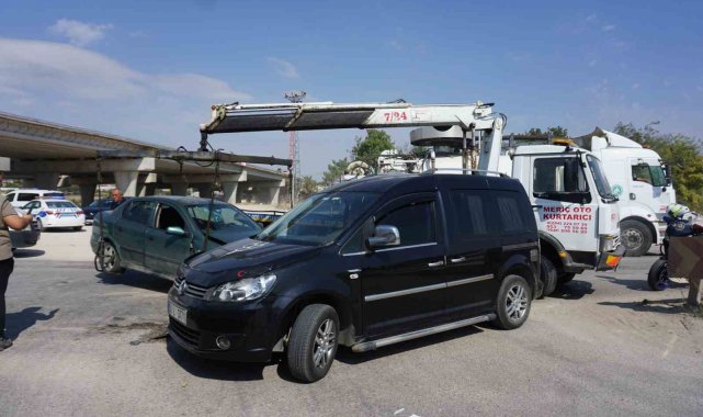 Edirne'de iki aracın çarpışması sonucu meydana gelen trafik kazasında 3...