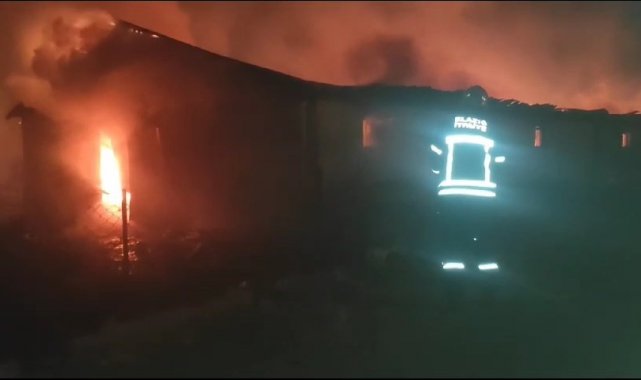 Elazığ'da, ahırda çıkan yangın itfaiye ekipleri tarafından söndürüldü.
...