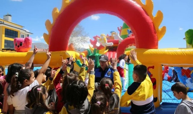 Erzincan İl Emniyet Müdürlüğü tarafından okulların bahçelerine polisler tar...