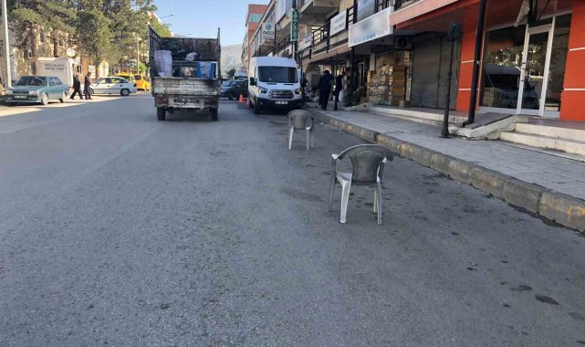 Erzincan'da bazı esnafların dükkanlarının önündeki yolları duba, sandal...