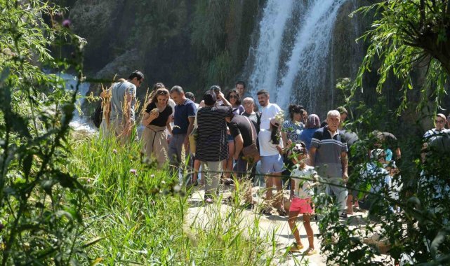Erzincan'da, Girlevik Şelalesi'nde hafta sonu yoğunluğu yaşandı. Şe...