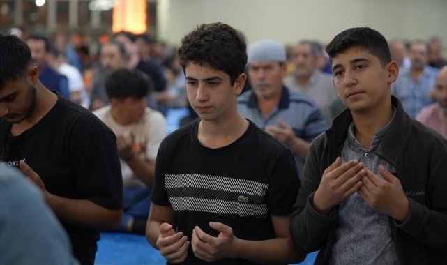 Erzincan'da Terzibaba Camii başta olmak üzere camiler, Mevlid Kandilind...