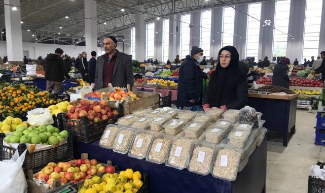 Erzincan'da yaşayan 47 yaşında ki kadın esnaf 9 yıldır pazarda el emeği...