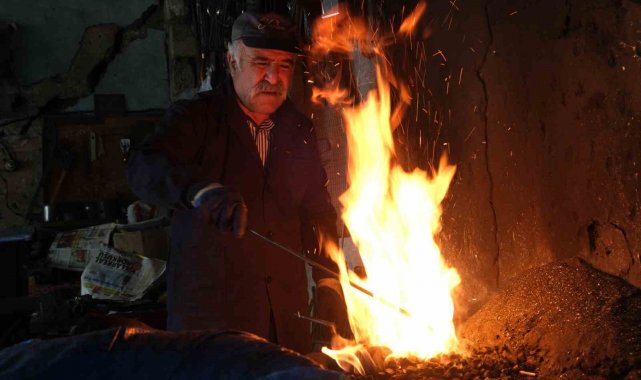 Erzincan'da yaşayan 64 yaşındaki Cahit Atamer, 14 yaşından bu yana baba...
