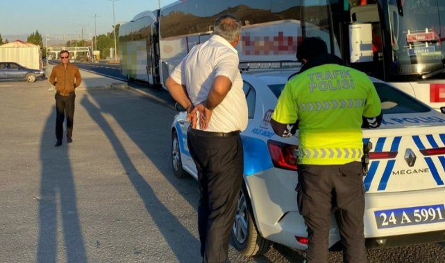Erzincan'ın Refahiye ve Tercan ilçesinde trafik ekipleri sürücülere mol...