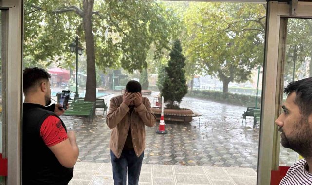 Eskişehir'de etkili olan sağanak yağış sonrasında yağmurdan kaçan vatan...