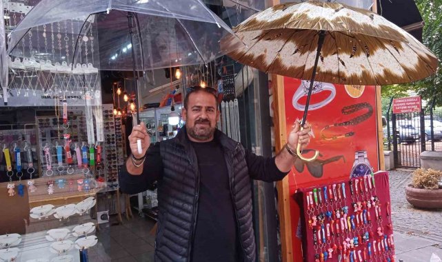 Eskişehir'de son günlerde etkili olan yağışlar şemsiye satıcılarının iş...