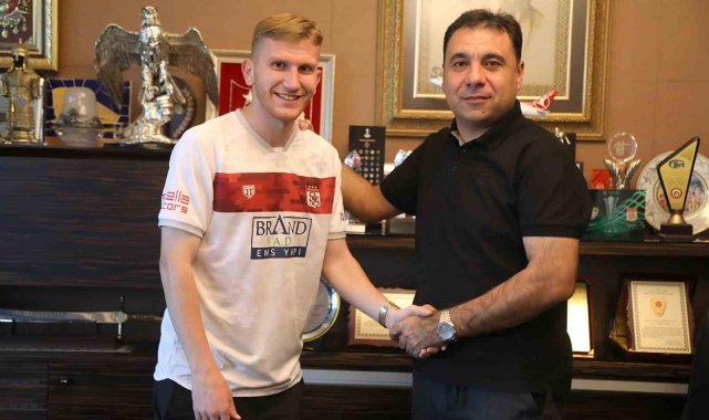 EY Sivasspor, Fenerbahçe'den Burak Kapacak'ı kiralık olarak renkler...