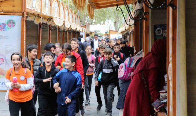 Eyüpsultan Belediyesi tarafından çocukları kitap okumaya teşvik edecek ve e...