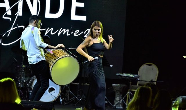 Fantezi müziğinin güçlü seslerinden Hande Sönmez önceki akşam Bodrum Azka O...
