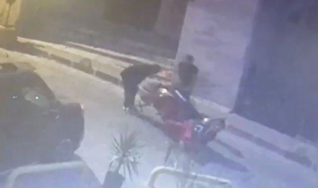 Fatih'te 2 şüpheli, kağıt toplayıcıların kullandığı el arabasına park h...