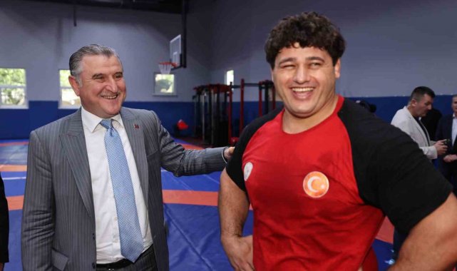 Gençlik ve Spor Bakanı Osman Aşkın Bak, Dünya Güreş Şampiyonası'na katı...