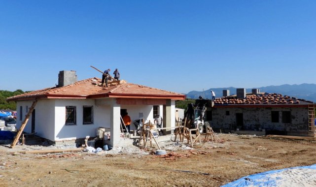 Hatay'ın Samandağ ilçesinde deprem felaketinin ardından köy evlerinin y...