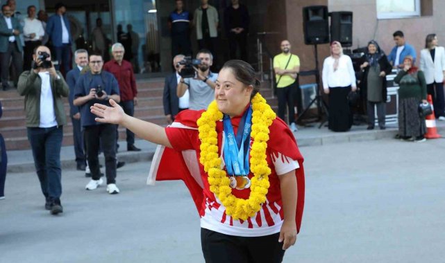 İtalya'da düzenlenen organizasyonda gülle atmada Avrupa Şampiyonu olan ...