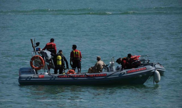 İzmir'in Menderes ilçesinde orman yangınına müdahale ederken, Tahtalı B...