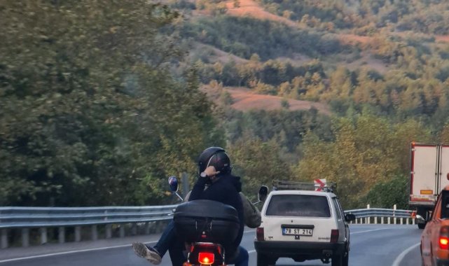 Karabük'te motosiklette bacak bacak üstüne atarak seyir halinde olan bi...