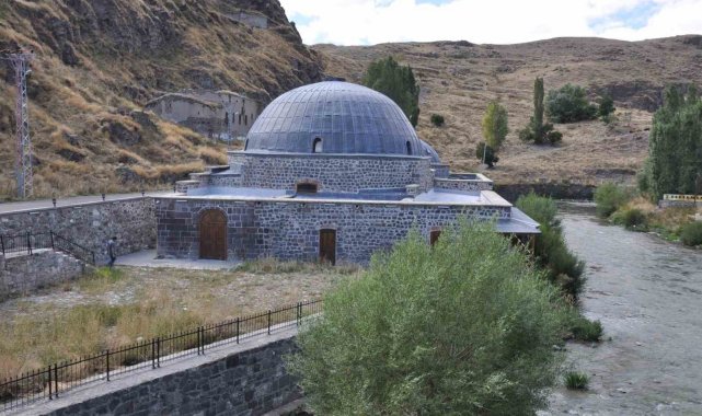 Kars'ta, "Tarihi Dokunun Korunması Projesi" çerçevesinde rest...