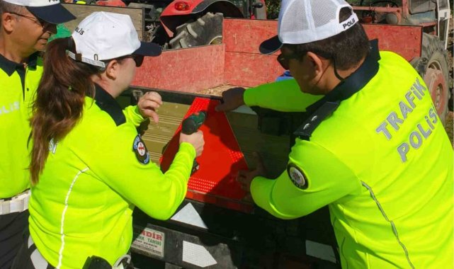 Traktör kazalarının önüne geçmek amacıyla sürücülere reflektör dağıtıldı