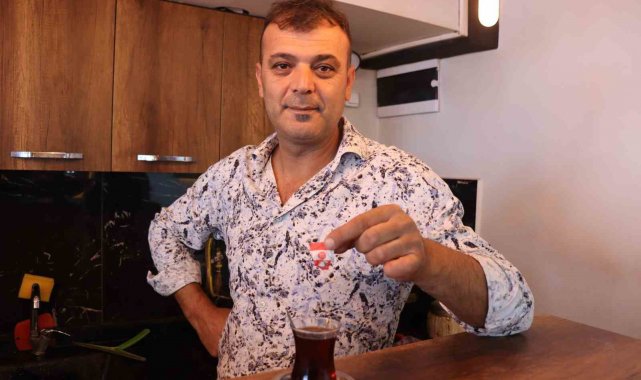 Kayseri'de bir esnaf, aldığı küp şekerin içinden sakız çıkınca şaşkınlı...