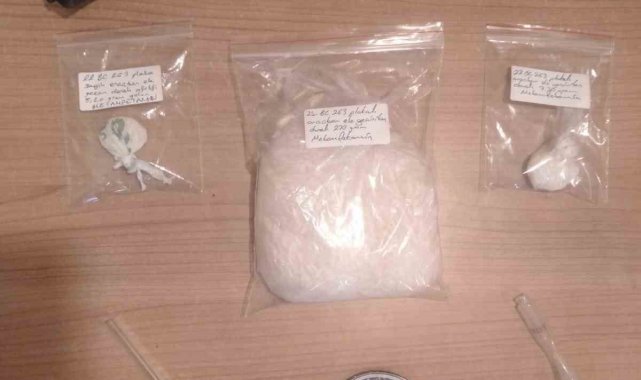 Kocaeli'de şüphe üzerine durdurularak üst araması yapılan 2 şahsın üzer...