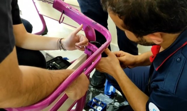 Kocaeli'nin İzmit ilçesinde parmağını sıranın demir boru kısmına sıkışt...