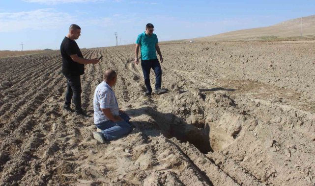 Konya'nın Karapınar ilçesinde bir vatandaş tarla sürerken traktör teker...