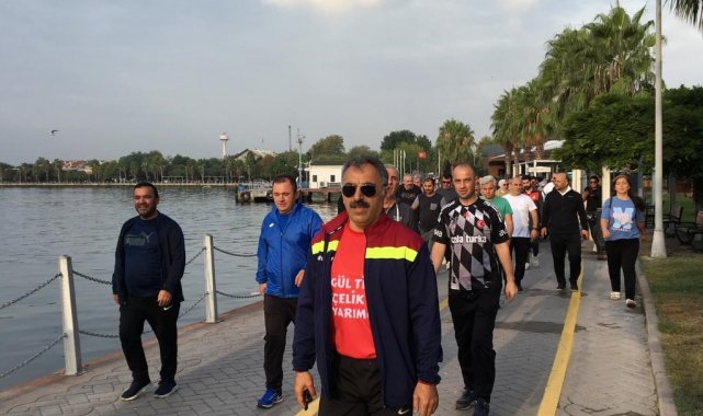 Körfez Tütünçiftlik Sahili boyunca yürüyüş yapan vatandaşlar, hem spor yapt...