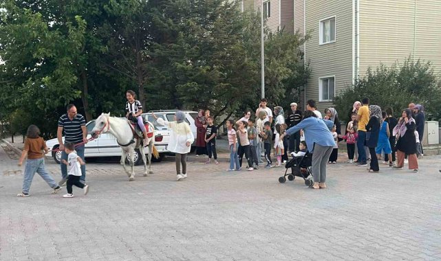 Kütahya'nın Hisarcık ilçesinde düzenlenen etkinlikte çocukların ata bin...