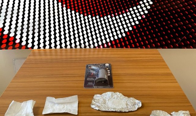 Malatya'da polis ekiplerince şüphe üzerinde durdurulan araçta uyuşturuc...