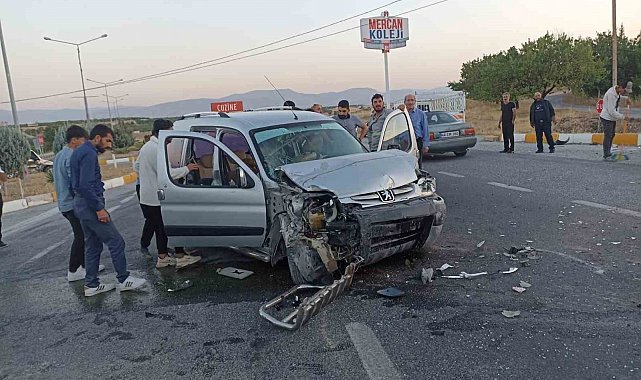 Malatya'nın Yeşilyurt ilçesinde hafif ticari araç ile otomobilin karıştığı trafik kazasında 5 kişi yaralandı.