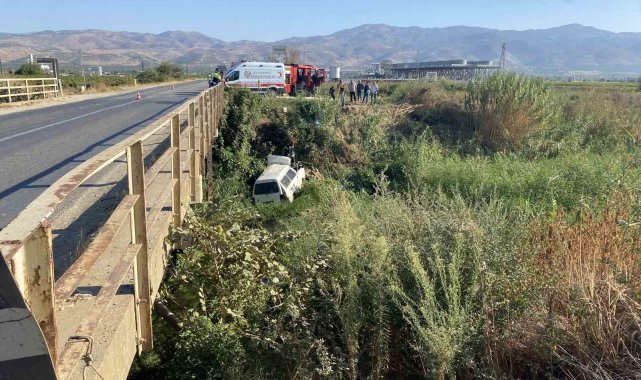 Manisa'nın Alaşehir ilçesinde köprüden dereye uçan minibüsün sürücüsü a...