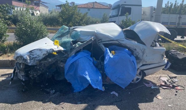 Manisa'nın Salihli ilçesinde sürücüsünün kontrolünden çıkan otomobil ka...