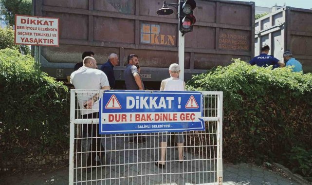 Manisa'nın Salihli ilçesinde yük trenin çarptığı 18 yaşındaki genç, kal...