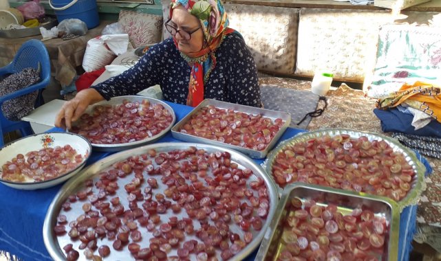 Manisa'nın Sarıgöl ilçesinde ev hanımları, kış aylarında tüketilmek üze...