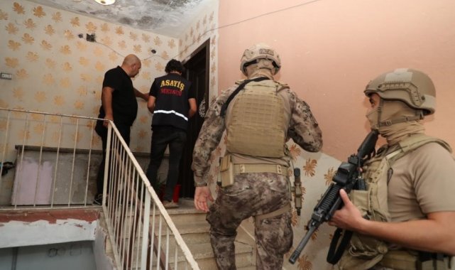 Mersin'de aralarında depremzedelerin de bulunduğu vatandaşları dolandır...