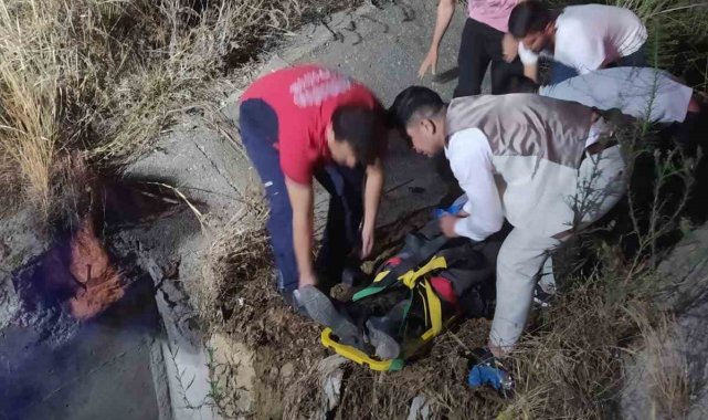 Mersin'in Tarsus ilçesinde su tahliye bacasına düşen kişi itfaiye ekipl...