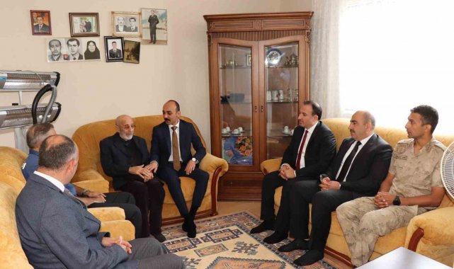 Oltu Kaymakamı İbrahim Gökmen şehit babasını ziyaret etti.
Oltu Karabekir ...