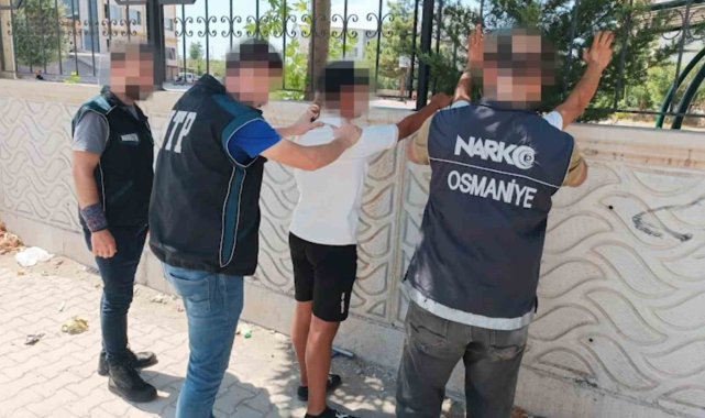 Osmaniye'de polis ekipleri, okul çevresinde öğrencileri kötü alışkanlık...