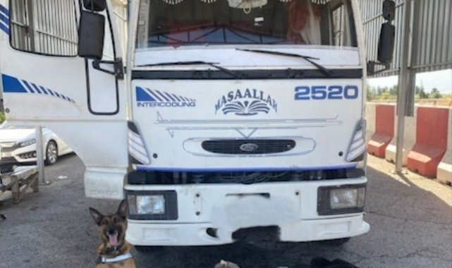 Osmaniye'de polis ekiplerinin düzenlediği operasyonda durdurulan tırın ...