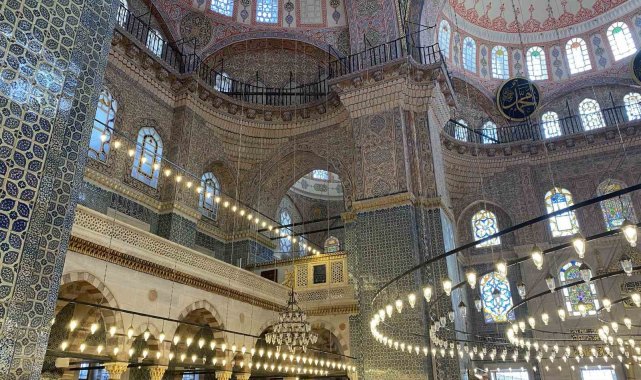 Osmanlı sultanları tarafından yaptırılan Eminönü Yeni Camii'nin içinde ...