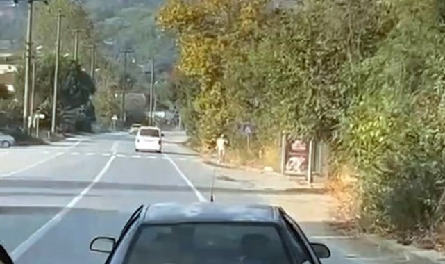 Sakarya'da tamponu, plakası olmadan trafiğe çıkan ve adeta yola sürtece...