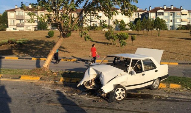 Sakarya'nın Adapazarı ilçesinde kontrolden çıkan otomobilin servis arac...